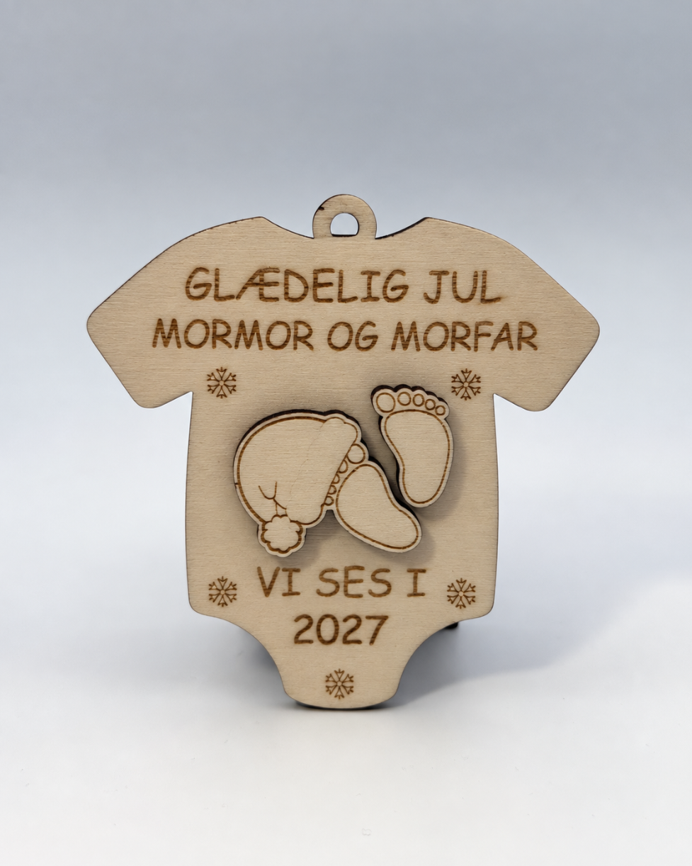 Personligt baby-juleophæng i træ – Vi ses i 2027