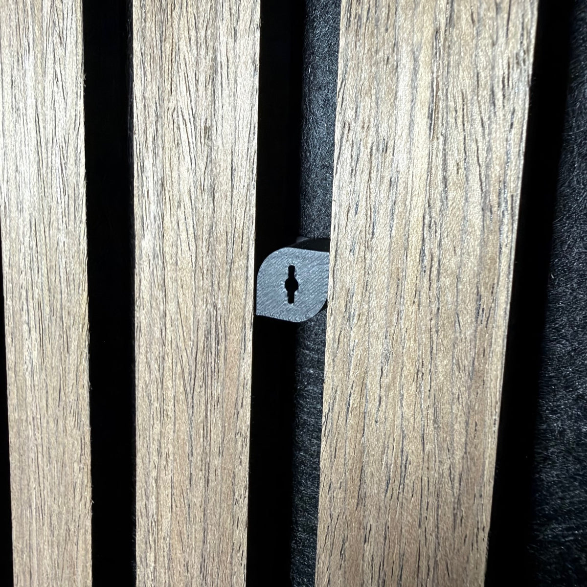 Beslag til akustikpanel – montering uden huller